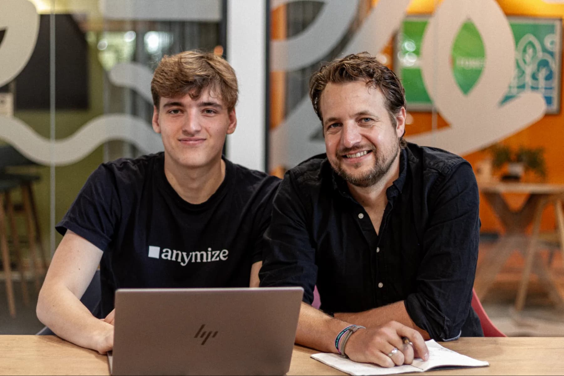 Nikolai und Raitschin Raitschew am Laptop im anymize-Büro